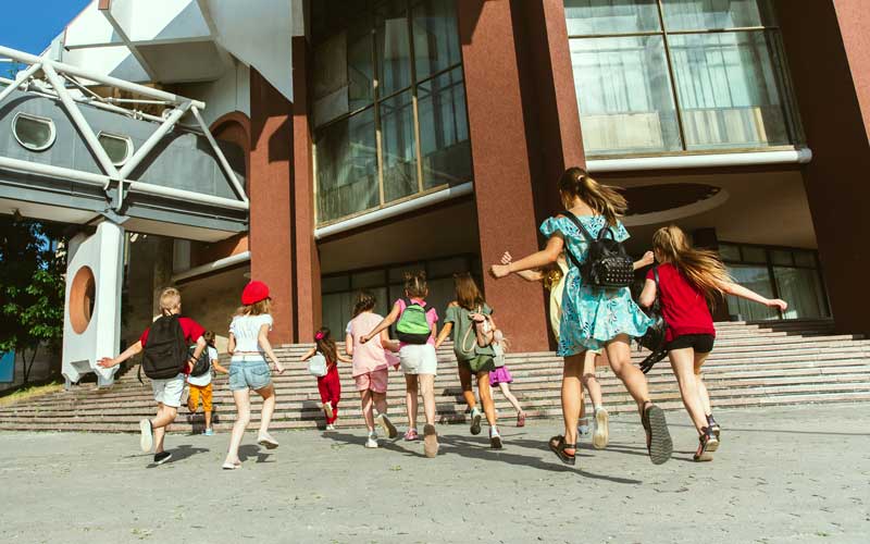 escuela-publica-ninos-corriendo