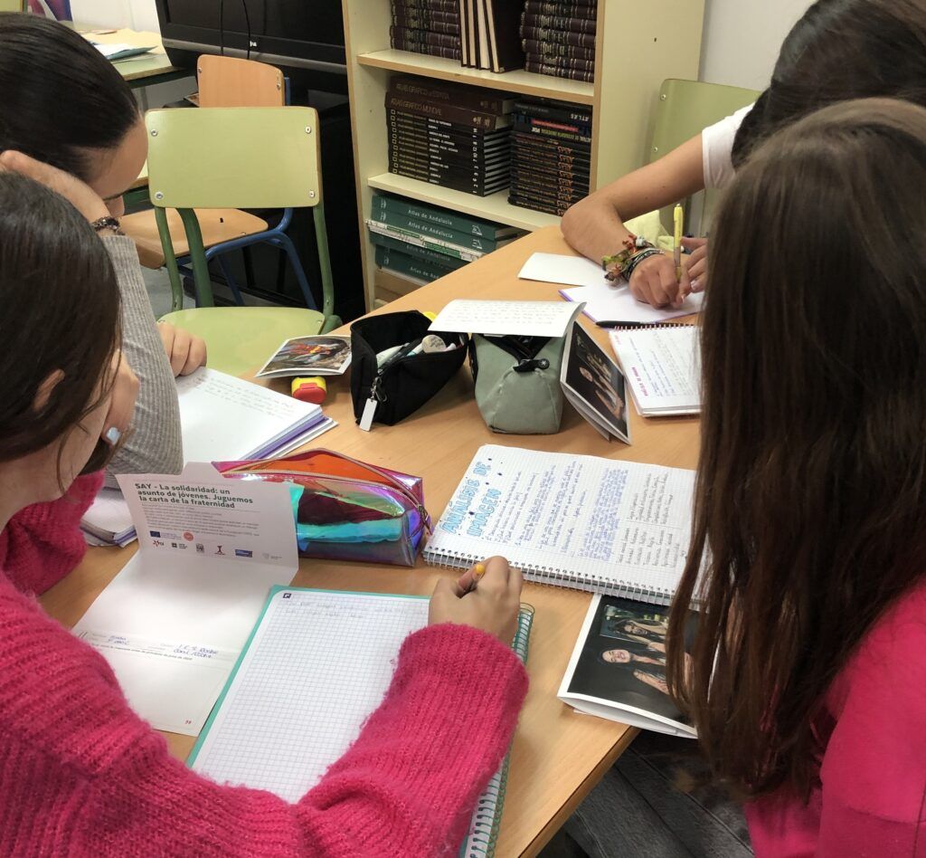 Talleres realizados en el IES Roche (Conil). Se enviaron 70 postales que fueron intercambiadas con el IES Doramas de Gran Canaria, otro de los centros participantes en el proyecto SAY. Foto: Noelia Cazorla Varo.